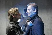 Senser (Andreas Guenther, l.) hat das Geld und will sich Tietze (Heinrich Schafmeister) vom Hals schaffen...