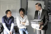 Der Prüfer Herr Tietze (Heinrich Schafmeister, r.) will Semir (Erdogan Atalay, l.) und Ben (Tom Beck) bei der Arbeit auf die Finger schauen und verdonnert sie zu einem knallharten Sparprogramm.