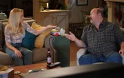 Mandy McAllister (Emily Osment,  l.); Jim McAllister (Will Sasso, r.)