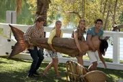 Cam (Dominic Deutscher), Sirena (Amy Ruffle), Lyla (Lucy Fry) und Zac (Chai Romruen) tragen Rita (Kerith Atkinson) zum Wasser. Die Meerjungfrau war ohnmächtig geworden und muss dringend in das belebende Nass.