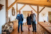 V.l.: Kevin McCloud, Vicky und Ed  Die Verwendung des sendungsbezogenen Materials ist nur mit dem Hinweis und Verlinkung auf RTL+ gestattet.; V.l.: Kevin McCloud, Vicky und Ed  Die Verwendung des sendungsbezogenen Materials ist nur mit dem Hinweis und Verlinkung auf RTL+ gestattet.