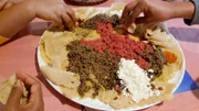 Traditionell essen die Äthiopier mit den Händen. Keine Mahlzeit ohne Injera, das Fladenbrot