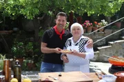 Gino D'Acampo (l.)  +++ Die Verwendung des sendungsbezogenen Materials ist nur mit dem Hinweis und Verlinkung auf RTL+ gestattet. +++