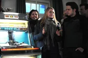 Yvonne und Flori suchen einen geeigneten Platz für die Jukebox. Von links: Yvonne Preissinger (Alexa Eilers) und Florian Brunner (Tommy Schwimmer).