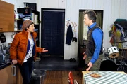 ARD ROTE ROSEN FOLGE 1490, am Montag um 14:10 Uhr im ERSTEN. Ariane (Alexandra Horn, l.) berichtet Jan (Timothy Peach, r.) von ihrem Verdacht, wo sie Robin vermutet.