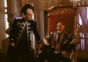 G'Kar (Andreas Katsulas, re.) offenbart Mollaris (Peter Jurasik), dass er es nicht wert sei, Imperator der Centauri zu werden.