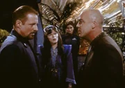 V.li.n.re.: Präsident Sheridan (Bruce Boxleitner), seine Frau Delenn (Mira Furlan), Captain Lochley (Tracy Scoggins) und Michael Garibaldi (Jerry Doyle) sind zu einer Krisensitzung zusammen gekommen.