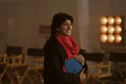 Monica (Sunita Mani) ist Aufnahmeleiterin für einen neuen Film, in dem Pete eine immer kleiner werdende Rolle spielt. Sie soll Pete Davidson verklickern, dass seine Filmrolle gar nicht so groß ist, wie er denkt.