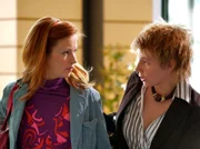 MDR Fernsehen IN ALLER FREUNDSCHAFT FOLGE 360, "Gib frei, was du liebst!", am Donnerstag (15.08.13) um 11:45 Uhr. Die im 5. Monat schwangere Melanie Steiner (Loretta Stern, li.) und ihre beste Freundin Ursula Bergmann (Eva Maron, re.) haben sich vorgenommen, Melanies Kind gemeinsam großzuziehen, ohne den Kindsvater. Melanie hat Schwindelanfälle und die beiden Freundinnen kommen in die Klinik.