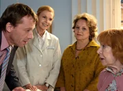 MDR Fernsehen IN ALLER FREUNDSCHAFT FOLGE 365, "Heimlichkeiten", am Donnerstag (22.08.13) um 11:45 Uhr. "Heimlichkeiten", Regie: Jürgen Brauer, am Dienstag (02.10.07) um 21:05 Uhr im Ersten. Gertrude Stielke (Gisela Trowe, re.) hat sich in ihrem Altenheim beim Teekochen die Hand verbrüht. Ihre Betreuerin und Freundin Else Klinger (Swetlana Schönfeld, 2.v.re.) hat sie sofort in die Sachsenklinik gebracht. Auch Gertrudes Sohn Frank (Ulrich Wiggers, li.) kommt sofort in die Klinik. Oberschwester Ingrid (Jutta Kammann, 2.v.li.) ist begeistert, wie liebevoll Else mit Gertrude umgeht.