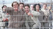 Auf dem Hof wird die Ankunft der Aidsinfizierten Tina lautstark kommentiert. V.li.n.re.:Mona (Anja Beatrice Dukas), Conny (Kristin Lenhardt), Melanie (Sigrid M. Schnückel), Jule (Anke Rähm), Jeanette (Christine Schubert) und Ilse Christiane Reiff).