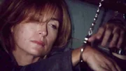 Maura (Sasha Alexander) ist in eine gefährliche Falle getappt: Sie wurde zu einem angeblichen Tatort gelockt, an dem eine Gestalt auf sie wartete, sie brutal angriff und entführte. Als sie wieder erwacht ist sie angekettet.