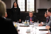 Schwester Hanna (Janina Hartwig) platzt in den Sitzungssaal und erzählt von Wöllers (Fritz Wepper) Plänen.