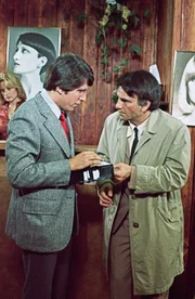 Sergeant Miller (Jon Miller, l.); Columbo (Peter Falk, r.)
