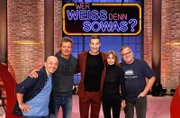Moderator Kai Pflaume (M.) und seine Rateteam-Kapitäne Bernhard Hoëcker (l.) und Elton (r.) begrüßen in dieser Sendung den TV-Moderator Oliver Geissen (2.v.l.) und die Schauspielerin Christina Plate (2.v.r).