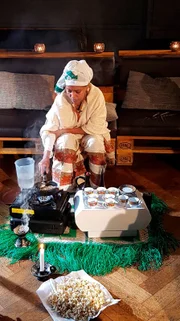 Die traditionelle Kaffeezeremonie in Äthiopien beginnt mit dem Rösten der Bohnen