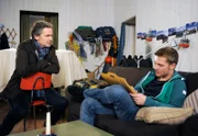 ARD ROTE ROSEN FOLGE 1494, am Freitag (17.05.13) um 14:10 Uhr im ERSTEN. Jan (Timothy Peach, l.) und Robin (Niklas Osterloh, r.) nähern sich vorsichtig an.