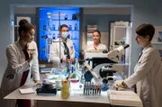 Vivienne Kling, Elias Bähr, Julia Berger und Dr. Theresa Koshka suchen gemeinsam nach der Ursache für Samis Fieber.