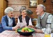 ARD STURM DER LIEBE FOLGE 1304, Käthe (Luise Deschauer, l.) überrascht Hildegard (Antje Hagen, M.) und Alfons (Sepp Schauer, r.) mit Eigeninitiative.