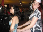 Die 22-jährige Nicole (li.) hat einen großen Traum: Sie will Burlesque-Tänzerin werden. Ihr großes Vorbild, Dita von Teese ist mit dieser Form des Striptease weltberühmt geworden. Um ihren Traum Wirklichkeit werden zu lassen, sucht Nicole Unterstützung bei einem echten Profi: Die 24-jährige Eve Champagne arbeitet auf dem Hamburger Kiez in der allerersten Burlesque-Bar Deutschlands und ist in der Szene das Non plus Ultra.