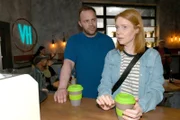 Erik (Patrick Heinrich) plagt gegenüber Toni (Olivia Marei) noch sein schlechtes Gewissen.