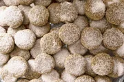In Französisch-Guayana hat Surya Biscuits Comtesses zubereitet, ein traditionelles Mürbegebäck aus Mehl, Butter und Wassai-Pulver aus den Beeren der Kohlpalme.