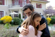 ARD STURM DER LIEBE FOLGE 1330, am Mittwoch um 15:10 Uhr im ERSTEN. Jacob (Andreas Thiele, r.) tröstet seine verzweifelte Schwester Eva (Uta Kargel, l.), nachdem Robert den Kontakt zu ihr abgebrochen hat.