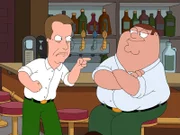 James Woods (l.) hat Peters (r.) Brieftasche gestohlen und gibt sich jetzt als eben dieser aus, inklusive seiner Rolle als Familienoberhaupt der Griffin Familie ...