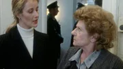 Staatsanwältin Charlotte Glaser (Britta Schmeling, l.) befragt die Mutter (Ursula Diestel) des verdächtigen Günther Schmidt. Diese glaubt natürlich nicht, dass ihr Sohn etwas mit dem Mord zu tun hat.