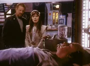 Präsident Sheridan (Bruce Boxleitner, li.) und seine Frau Delenn (Mira Furlan, Mi.) sind ins Medlab gekommen, um den todkranken Londo Mollari (Peter Jurasik) zu besuchen.