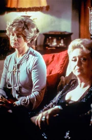 (v.li.): Celeste Holm (Phyllis), Joyce Van Patten (Ruth).
