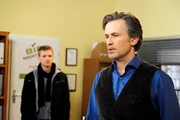 ARD ROTE ROSEN FOLGE 1490, am Montag um 14:10 Uhr im ERSTEN. Jan (Timothy Peach, r.) ist von der Erkenntnis, dass Robin (Niklas Osterloh, l.) sein Sohn ist, so überfordert, dass er nicht richtig auf Robin zugehen kann.