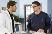 Elias  (Stefan Ruppe, r.) vertraut sich im Fall Gottschalk Niklas (Roy Peter Link, l.) an.