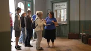 Tag der offenen Tür  im Bahnhof in Ballennstedt. Ingrid zeigt den Gästen den Bahnhof.