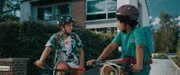 Von links: Sammy (Arthur Hermans) und Felix (Junes Callaert) auf dem Fahrrad.