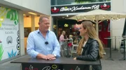 Sasa Schwarzjirg am Currywurst-Stand.
