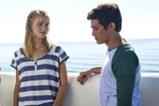 Zac (Chai Romruen, r.) fragt Lyla (Lucy Fry, l.) um Rat.