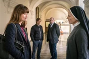 Alex Holtkamp (Ina Paule Klink, l.) versucht im Auftrag der Hollerbach Immobilien GmbH, Schwester Helena (Maren Kroymann) von dem Verkauf des Klosters zu überzeugen, aber Schwester Helena bleibt eisern. Ekki Talkötter (Oliver Korittke, 2.v.l.) und Georg Wilsberg (Leonard Lansink, 2.v.r.) beobachten das Ganze höchst interessiert.