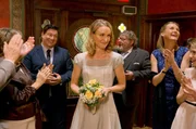 Hochzeit: Tanja (Christina Athenstädt, M.) hat den Brautstrauß gefangen. Christian (Francis Fulton Smith, l.), Bernd (Walter Plathe, 3.v.r.), Erika (Carolin Fink, 2.v.r.) und Lotte (Anne Sophie Triesch, r.) klatschen begeistert.
