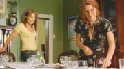 Stevie (Simmone Mackinnon, r.) deckt den Tisch besonders schön, da der neue Freund ihrer Tochter das erste Mal zu Besuch kommen wird. Regan (Zoe Naylor) hilft ihr dabei.