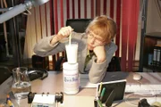 Lisa (Alexandra Neldel) entschließt sich zu einer Diät - und dafür, das Nahrungsersatzmittel zu nehmen ... (Dieses Foto von Alexandra Neldel darf nur in Zusammenhang mit der Berichterstattung über die Serie "Verliebt in Berlin" veröffentlicht und verbreitet werden.)