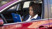 Ermittlerin Nina Holiday überwacht die Situation aus dem Auto heraus, während die anderen Ermittler in einem Gebäude nach dem Täter suchen. Können sie den Täter überführen?