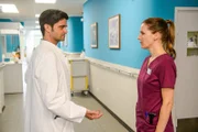 Dr. Behring (Maximilian Grill) und Betty (Bettina Lamprecht).