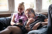 Ruby (Linda Rohrer) und Ove (Wilson Gonzalez Ochsenknecht) feiern die geleakten Sexfotos von Kim und Frieda.