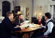 ARD ROTE ROSEN FOLGE 1496, am Mittwoch um 14:10 Uhr im ERSTEN. Das Familientreffen von Sönke (Bo Hansen, l.), Robin (Niklas Osterloh, 2.v.l.), Claudia (Mignon Remé, 2.v.r.) und Jan (Timothy Peach, r.) endet in einem Eklat.