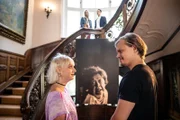 Lennard (Gerrit Klein, 2.v.r.) hat Sunny (Valentina Pahde, 2.v.l.) nach ihrer Nacht im Knast nach Hause gebracht. Ruby (Linda Rohrer) und Ove (Wilson Gonzalez Ochsenknecht) machen sich lustig.