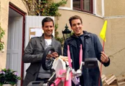 ARD STURM DER LIEBE FOLGE 1332, am Freitag um 15:10 Uhr im ERSTEN. Voller Tatendrang schrauben Nils (Florian Stadler, l.) und Xaver (Jan van Weyde, r.) an Fabiens Geburtstagsgeschenk herum.