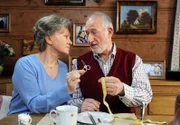 Alfons (Sepp Schauer, r., mit Antje Hagen, l.) zählt die Tage bis zu Käthes Auszug.