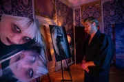 Brian (Felix Lampert) betrachtet eingehend Rubys (Linda Rohrer) Selbstportrait.