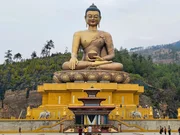 Die 51 m hohe, völlig vergoldete Buddha Statue oberhalb von Thimphu (Bhutan)